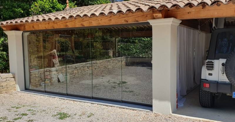 Installation de coulissants en verre sur mesure pour un pool house à La Roquebrussanne (83) : une métamorphose de l'espace