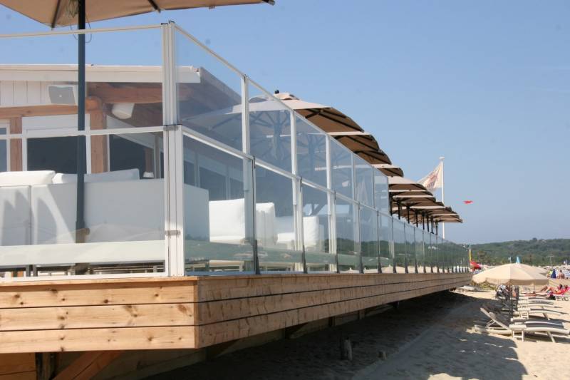 Société de menuiserie pour la pose de paravent d'une terrasse de restaurant à Saint Tropez